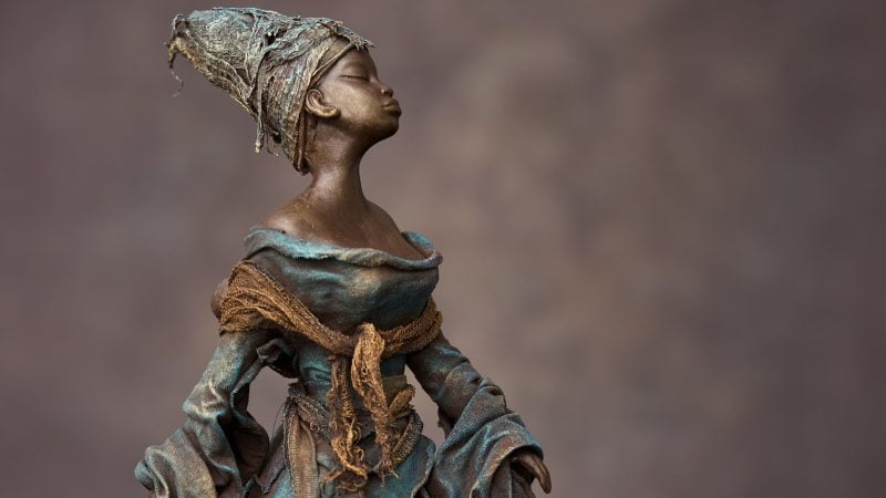 Afrykanka niosąca niemowlę