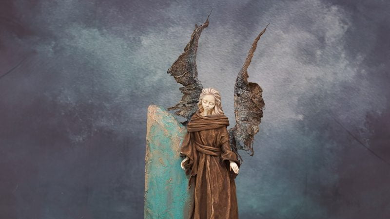 Anioł w brązowej szacie