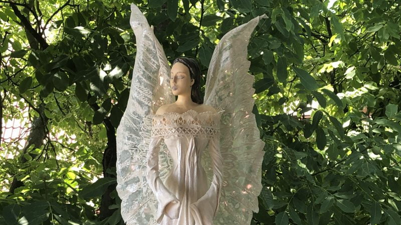 Anioł w Kremowej sukni