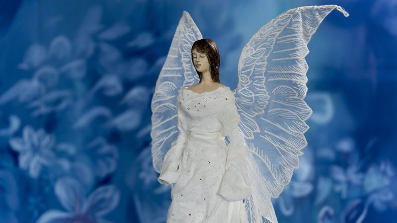 Anioł w Długiej Białej Sukni