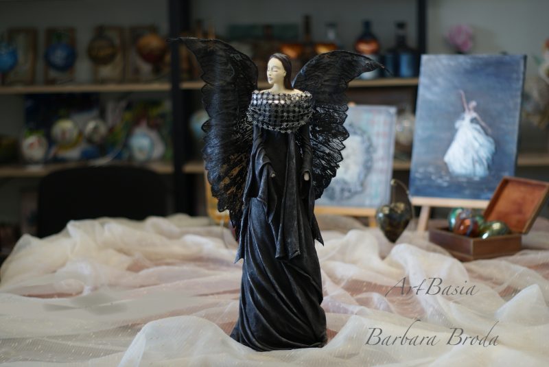 Anioł w czarnej sukni