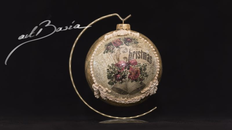 Złota bombka z damą