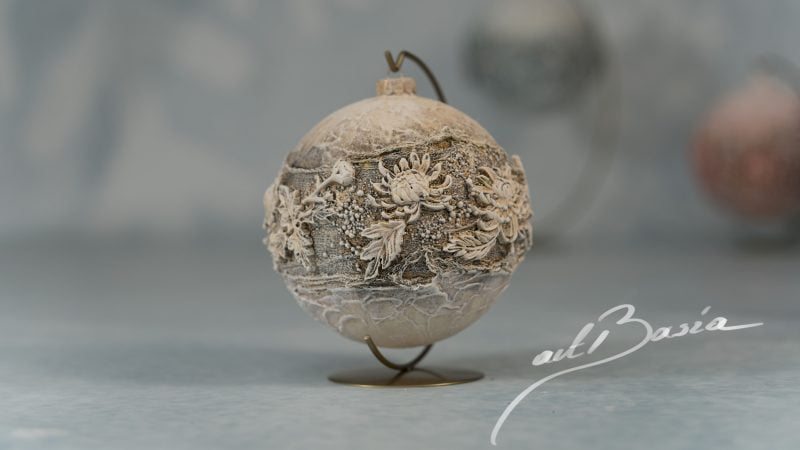 Bombka w Kolorze Ecru z Chryzantemami