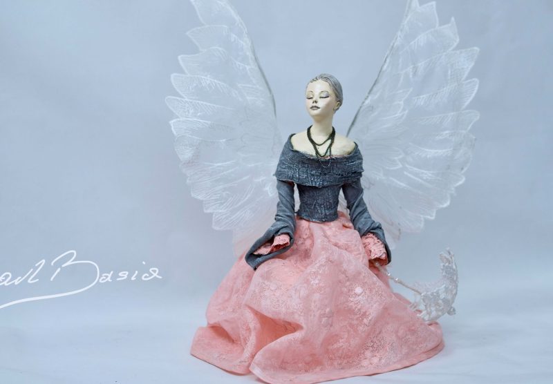 Anioł w łososiowej sukni