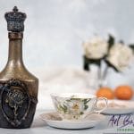 Artystyczna karafka fantasy z koroną na korku, efektem naturalnej rdzy i patyny – ręcznie zdobione szkło ArtBasia