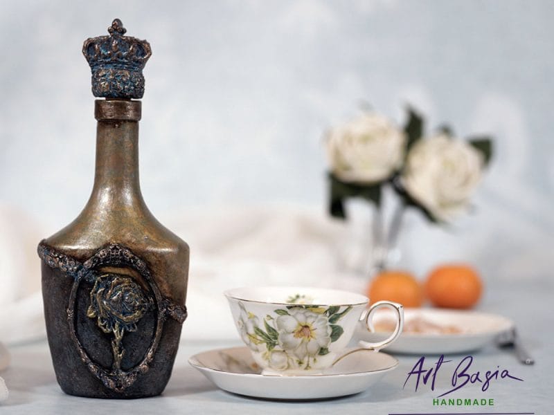 Artystyczna karafka fantasy z koroną na korku, efektem naturalnej rdzy i patyny – ręcznie zdobione szkło ArtBasia