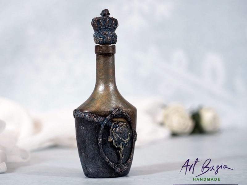 Artystyczna karafka fantasy z koroną na korku, efektem naturalnej rdzy i patyny – ręcznie zdobione szkło ArtBasia