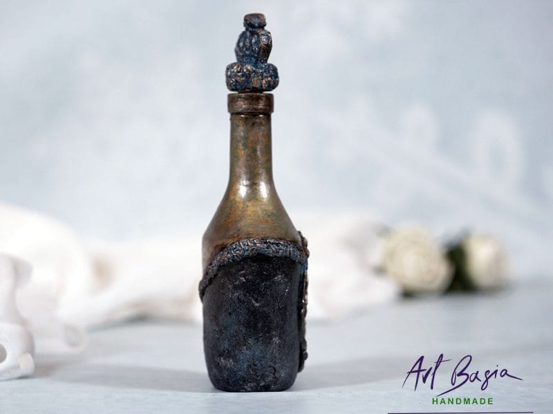 Artystyczna karafka fantasy z koroną na korku, efektem naturalnej rdzy i patyny – ręcznie zdobione szkło ArtBasia