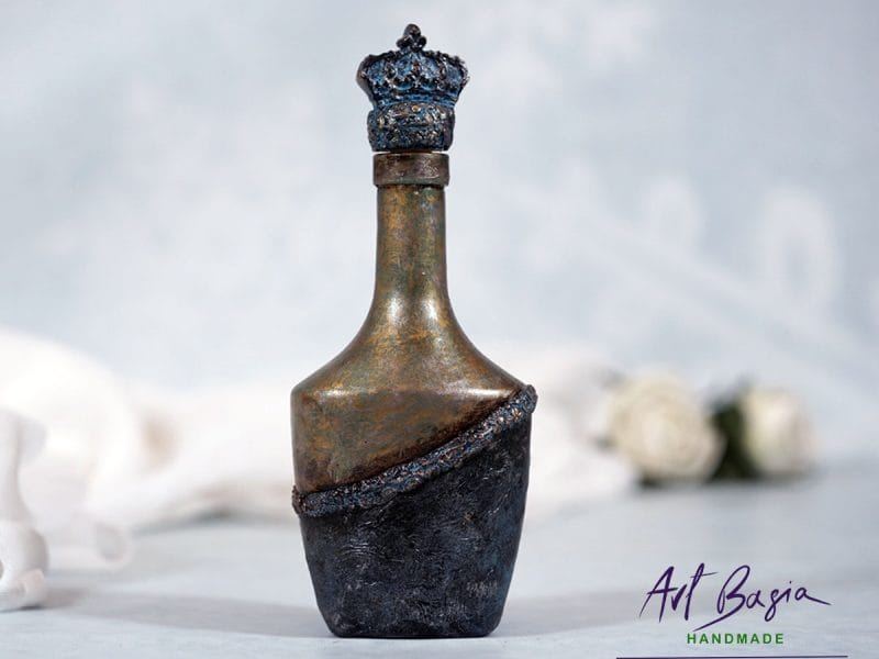 Artystyczna karafka fantasy z koroną na korku, efektem naturalnej rdzy i patyny – ręcznie zdobione szkło ArtBasia