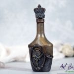 Artystyczna karafka fantasy z koroną na korku, efektem naturalnej rdzy i patyny – ręcznie zdobione szkło ArtBasia