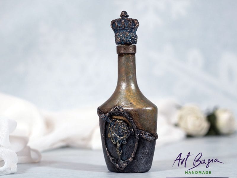 Artystyczna karafka fantasy z koroną na korku, efektem naturalnej rdzy i patyny – ręcznie zdobione szkło ArtBasia