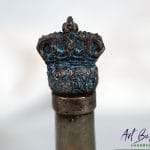 Dekoracyjny korek karafki fantasy z koroną – glina, patyna i efekt rdzy ArtBasia