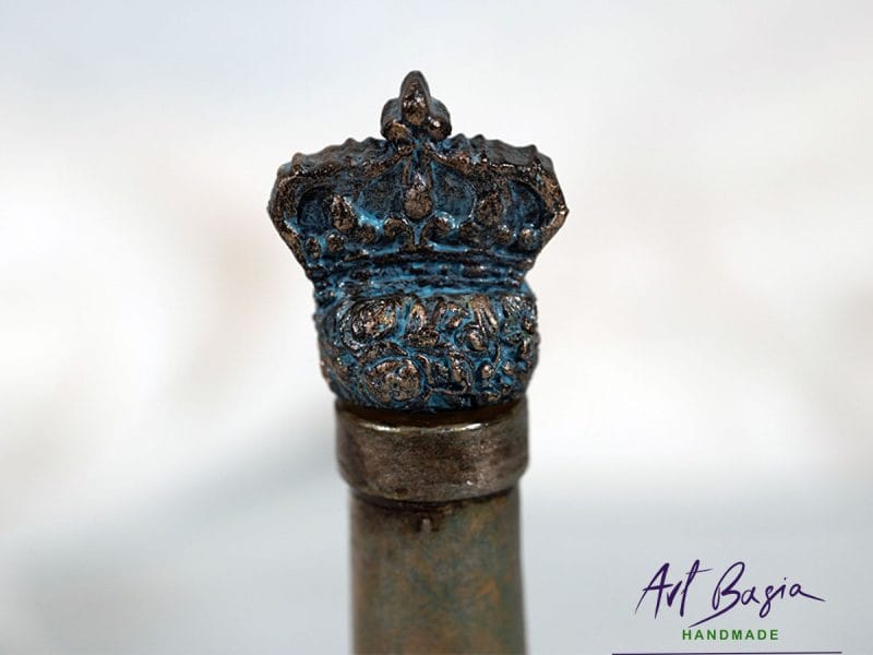 Dekoracyjny korek karafki fantasy z koroną – glina, patyna i efekt rdzy ArtBasia