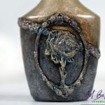 Relief róży na artystycznej karafce fantasy – efekt rdzy, patyna i szlagmetal ArtBasia