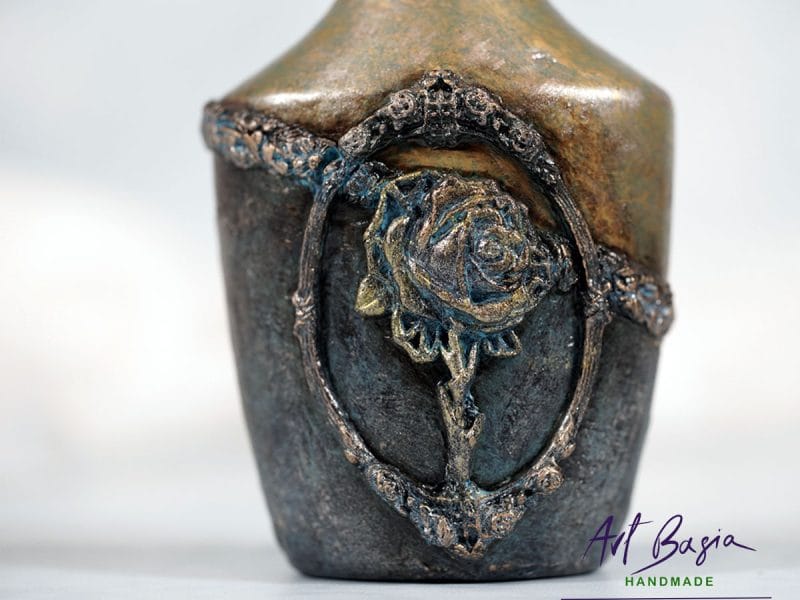 Relief róży na artystycznej karafce fantasy – efekt rdzy, patyna i szlagmetal ArtBasia
