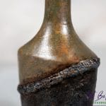 Boczna powierzchnia szyjki artystycznej karafki fantasy z efektem rdzy i patyny – szkło z upcyklingu ArtBasia