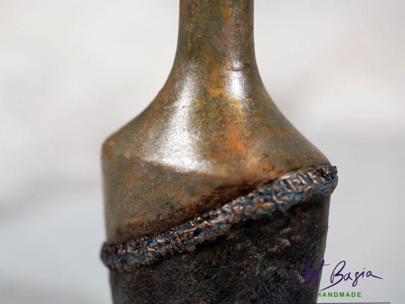 Boczna powierzchnia szyjki artystycznej karafki fantasy z efektem rdzy i patyny – szkło z upcyklingu ArtBasia
