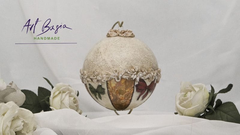 Nr 1/2024 Ręcznie zdobiona bombka 15 cm z eleganckimi złoceniami 1 ręcznie zdobiona bombka