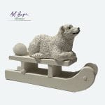 Małe białe saneczki z misiem