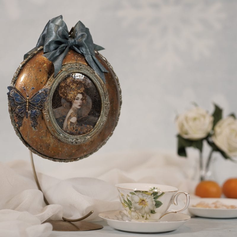 Elegancki, ręcznie zdobiony medalion dwustronny –  Dama nr 4