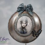 Artystyczna ozdoba fantasy z portretem kobiety w ozdobnej ramie – rękodzieło ArtBasia