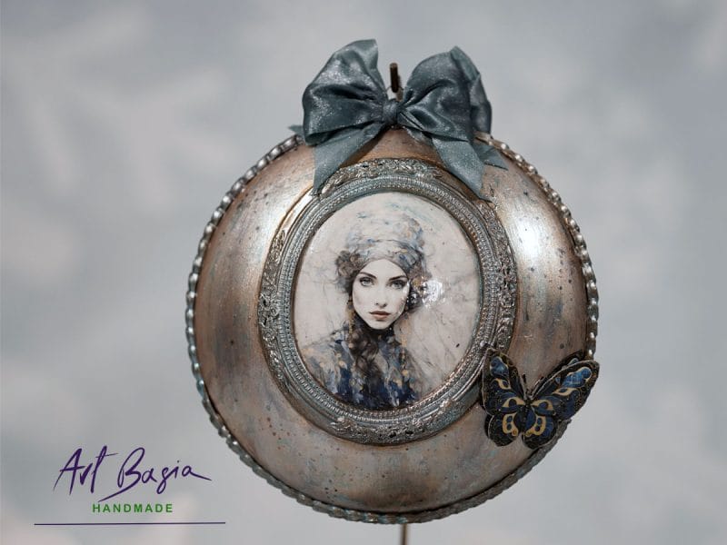 Artystyczna ozdoba fantasy z portretem kobiety w ozdobnej ramie – rękodzieło ArtBasia