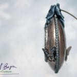 Profil artystycznej ozdoby fantasy z motylem i postarzaną powierzchnią – rękodzieło ArtBasia