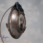 Profil artystycznej ozdoby fantasy z motylem i postarzaną powierzchnią – rękodzieło ArtBasia