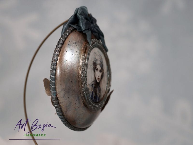 Profil artystycznej ozdoby fantasy z motylem i postarzaną powierzchnią – rękodzieło ArtBasia