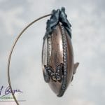 Profil artystycznej ozdoby fantasy z motylem i postarzaną powierzchnią – rękodzieło ArtBasia