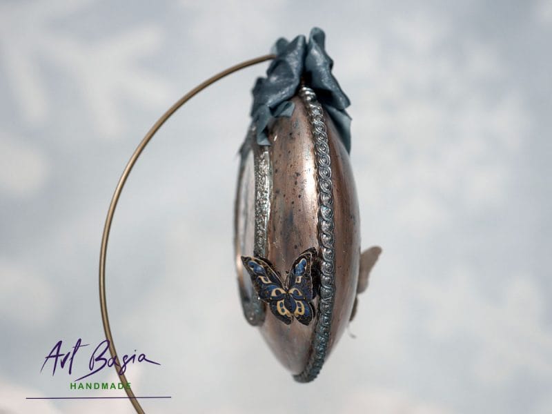 Profil artystycznej ozdoby fantasy z motylem i postarzaną powierzchnią – rękodzieło ArtBasia