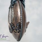 Profil artystycznej ozdoby fantasy z motylem i postarzaną powierzchnią – rękodzieło ArtBasia