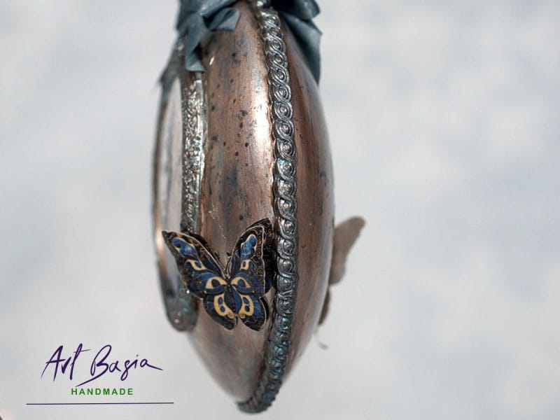 Profil artystycznej ozdoby fantasy z motylem i postarzaną powierzchnią – rękodzieło ArtBasia