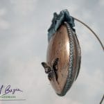 Profil artystycznej ozdoby fantasy z motylem i postarzaną powierzchnią – rękodzieło ArtBasia