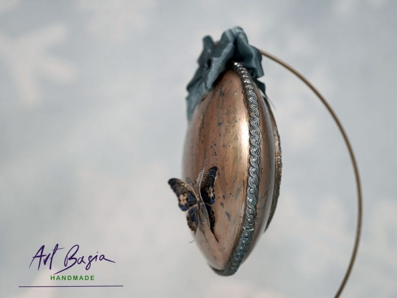 Profil artystycznej ozdoby fantasy z motylem i postarzaną powierzchnią – rękodzieło ArtBasia