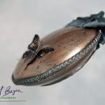 Profil artystycznej ozdoby fantasy z motylem i postarzaną powierzchnią – rękodzieło ArtBasia