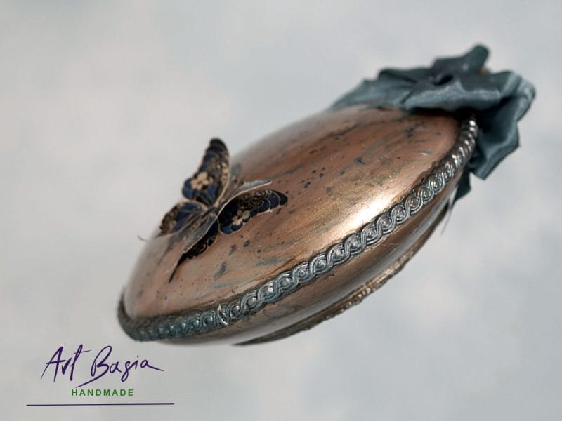 Profil artystycznej ozdoby fantasy z motylem i postarzaną powierzchnią – rękodzieło ArtBasia