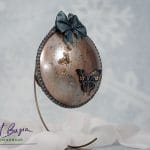 Dekoracyjna ozdoba artystyczna w stylu fantasy z portretem kobiety, kokardą i motylem – rękodzieło ArtBasia