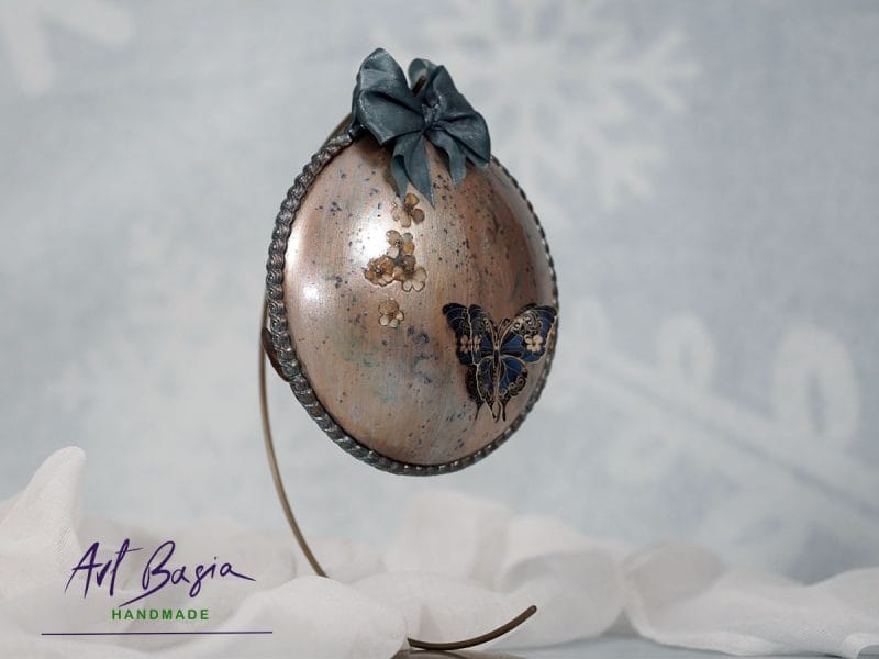 Dekoracyjna ozdoba artystyczna w stylu fantasy z portretem kobiety, kokardą i motylem – rękodzieło ArtBasia