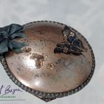 Widok z góry na artystyczną ozdobę fantasy z kokardą i motylem – styl vintage ArtBasia