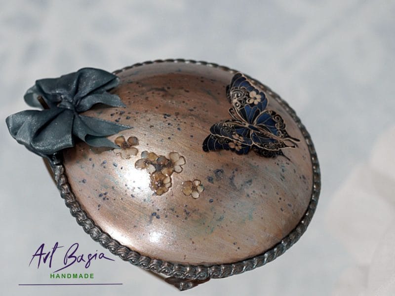 Widok z góry na artystyczną ozdobę fantasy z kokardą i motylem – styl vintage ArtBasia