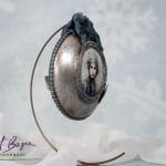 Dekoracyjna ozdoba artystyczna w stylu fantasy z portretem kobiety, kokardą i motylem – rękodzieło ArtBasia