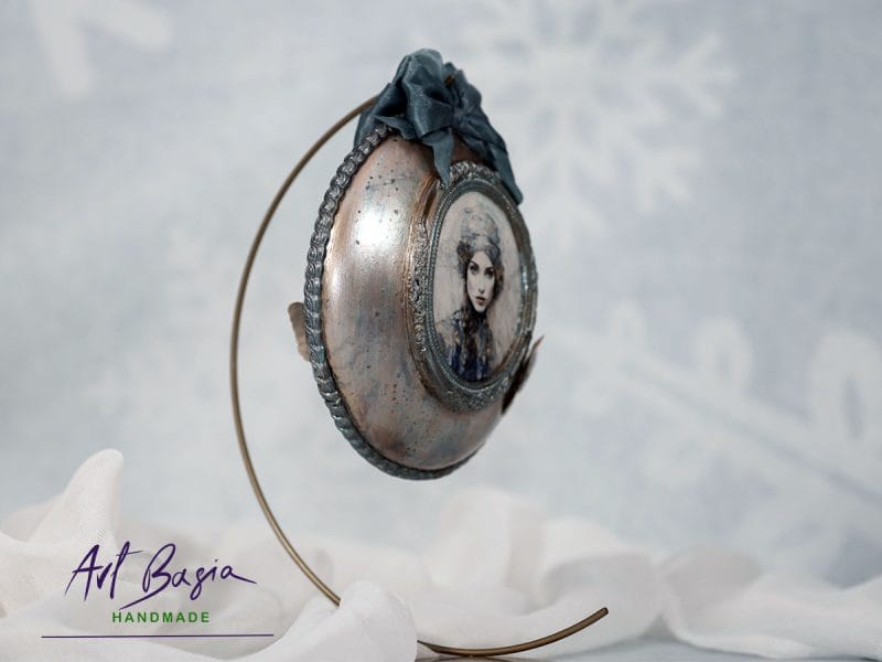 Dekoracyjna ozdoba artystyczna w stylu fantasy z portretem kobiety, kokardą i motylem – rękodzieło ArtBasia