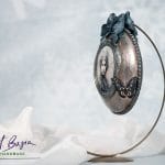 Dekoracyjna ozdoba artystyczna w stylu fantasy z portretem kobiety, kokardą i motylem – rękodzieło ArtBasia