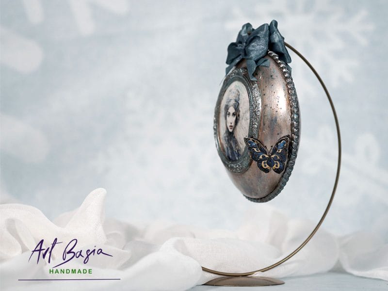 Dekoracyjna ozdoba artystyczna w stylu fantasy z portretem kobiety, kokardą i motylem – rękodzieło ArtBasia