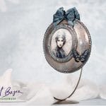 Dekoracyjna ozdoba artystyczna w stylu fantasy z portretem kobiety, kokardą i motylem – rękodzieło ArtBasia