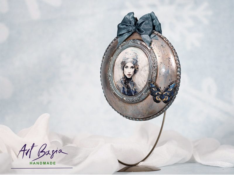 Dekoracyjna ozdoba artystyczna w stylu fantasy z portretem kobiety, kokardą i motylem – rękodzieło ArtBasia