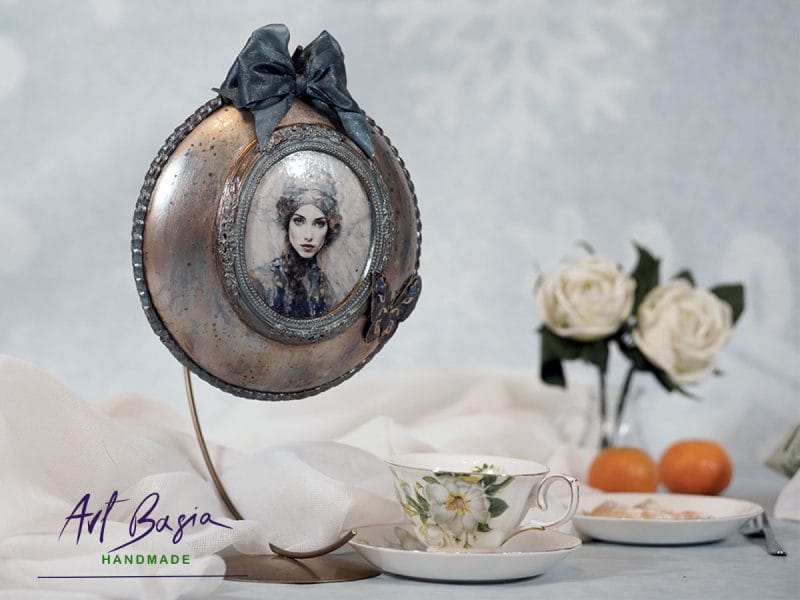 Dekoracyjna ozdoba artystyczna w stylu fantasy z portretem kobiety, kokardą i motylem – rękodzieło ArtBasia