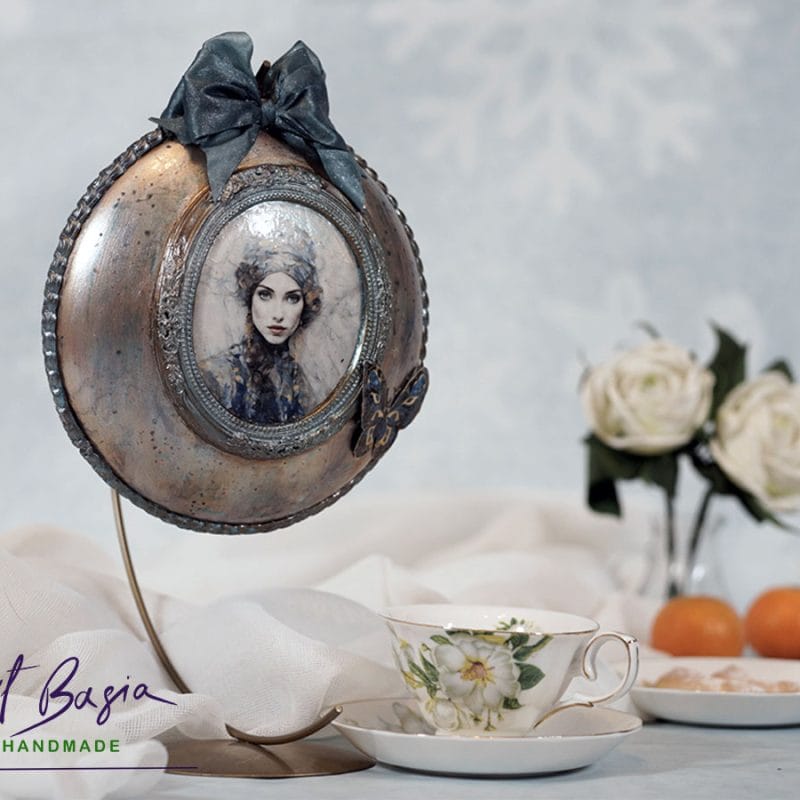 Dekoracyjna ozdoba artystyczna w stylu fantasy z portretem kobiety, kokardą i motylem – rękodzieło ArtBasia
