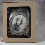 Artystyczna ozdoba fantasy z portretem kobiety w ozdobnej ramie – rękodzieło ArtBasia w ozdobnym pudełku